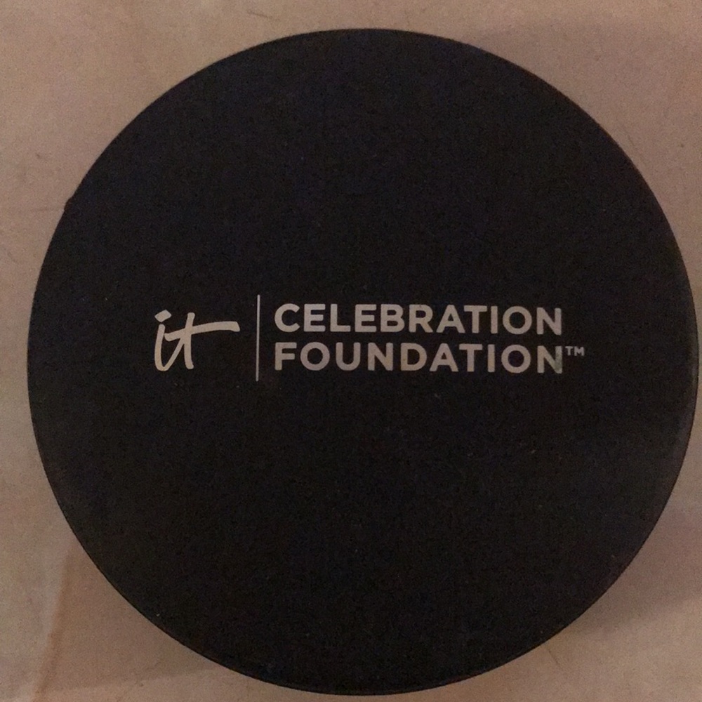 it cosmetics Full Coverage Anti-Aging Hydrating Powder Foundation in Medium - Picture 6 of 6